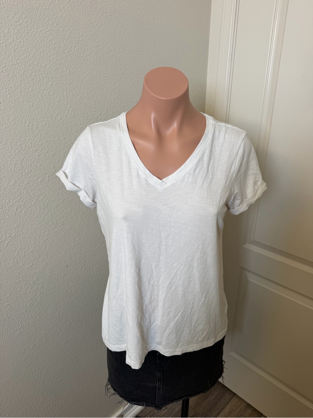 Max Studio White V-Neck Short Sleeve Tee